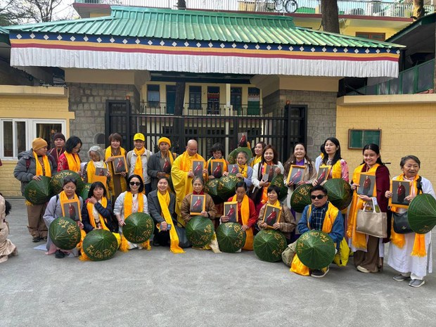 བཞུགས་སྒར་༸རྒྱལ་བའི་ཕོ་བྲང་དུ་༸གོང་ས་མཆོག་གིས་ལྦིཡེཏ་ནམ་གྱི་སེར་སྐྱ་ཕོ་མོ་༢༧ལ་མཇལ་ཁ་སྩལ་གནང་བ།