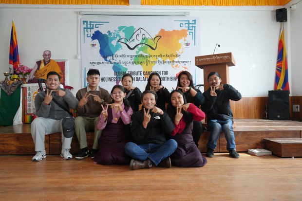 ༧གོང་ས་༧སྐྱབས་མགོན་ཆེན་པོ་མཆོག་གི་གོ་སྟོན་དང་བསྟུན་འཛམ་གླིང་ཡུལ་གྲུ་གང་ས་ནས་འཚམས་འདྲིའི་ཤིས་ཚིག་ཕུལ་བ་རྣམས་ཕྱོགས་བསྒྲིགས་ཀྱིས།༧མགོན་པོ་གང་ཉིད་ལ་འབུལ་ལམ་ཞུ་བའི་ལས་འགུལ་སྤེལ་རྒྱུའི་གསལ་བསྒྲགས།
