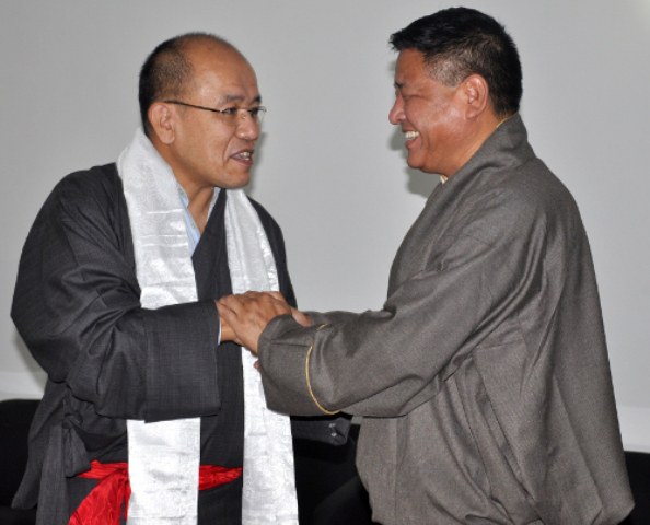 བཀྲས་མཐོང་དབང་པོ་ལཊ་ཀྱིས་ལས་འཁུར་དམ་འབུལ་རྗེས་ཚོགས་གཙོས་མཇལ་དར་སྒྲོན་བཞིན་པ། ༢༠༡༤།༥།༦ བཀྲས་མཐོང་དབང་པོ་ལཊ་ཀྱིས་ལས་འཁུར་དམ་འབུལ་རྗེས་ཚོགས་གཙོས་མཇལ་དར་སྒྲོན་བཞིན་པ། ༢༠༡༤།༥།༦