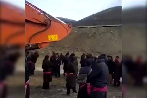 ཅོ་ནེ་བསེ་ཚང་ནས་འཐུང་ཆུ་ཁ་བསྒྱུར་ལ་ས་གནས་བོད་མི་ཚོས་ཞི་རྒོལ་སྐབས། ༢༠༡༨།༡༡།༡༡
