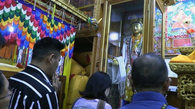 རྡ་སར་འཕགས་མཆོག་རང་བྱོན་ཝ་ཏི་བཟང་པོ་ཞེས་དུས་ཐུང་འགྲེམས་སྟོན་གནང་གི་འདུག