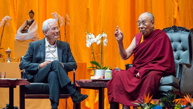 སྤྱི་ནོར་༧གོང་ས་༧སྐྱབས་མགོན་ཆེན་པོ་མཆོག་གི་དངོས་བྱུང་མཛད་རྣམ་གློག་བརྙན་བདེ་སྐྱིད་ཀྱི་ཤེས་རབ་ཅེས་པའི་སྔོན་བརྡའི་བརྙན་ཐུང་ཁྱབ་བསྒྲགས་འགྲེམས་སྤེལ་གནང་འདུག