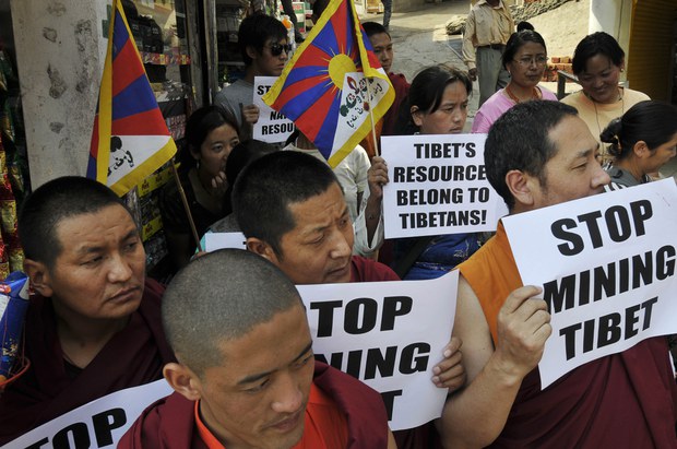 རྒྱ་ནག་གིས་བསྐྱར་སྤྱོད་རུང་བའི་ནུས་ཤུགས་གོང་སྤེལ་ཁ་ལ་ཁྱེར་ནས་བོད་ནང་གཏེར་ཁ་སྔོག་འདོན་གྱིས་རང་བྱུང་ཁོར་ཡུག་ལ་གཏོར་སྐྱོན་ཚབས་ཆེ་གཏོང་བཞིན་པ་ཐེར་འདོན།