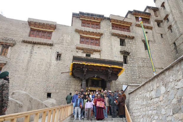 རྒྱ་གར་ལ་དྭགས་ཡུལ་དུ་འཛམ་གླིང་ནོར་སྐལ་ཉིན་མོ་སྲུང་བརྩི་གནང་འདུག རྒྱ་གར་ལ་དྭགས་ཡུལ་དུ་འཛམ་གླིང་ནོར་སྐལ་ཉིན་མོ་སྲུང་བརྩི་གནང་འདུག