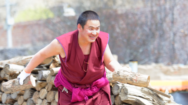 རྩོམ་པ་པོ་རོང་བོ་གངས་དཀར་ལགས་ནས་༧གོང་ས་མཆོག་གི་སྐོར་གླེང་སློང་བྱས་པས་འཛིན་བཟུང་བྱས་ཡོད་འདུག