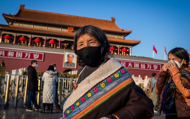 བོད་མི་གཉིས་ཀྱིས་ཁ་རས་རྒྱབ་ནས་པེ་ཅིང་དུ་ཡུལ་སྐོར་བྱེད་བཞིན་པ། ༢༠༢༠།༡།༢༣