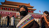 བོད་མི་གཉིས་ཀྱིས་ཁ་རས་རྒྱབ་ནས་པེ་ཅིང་དུ་ཡུལ་སྐོར་བྱེད་བཞིན་པ། ༢༠༢༠།༡།༢༣