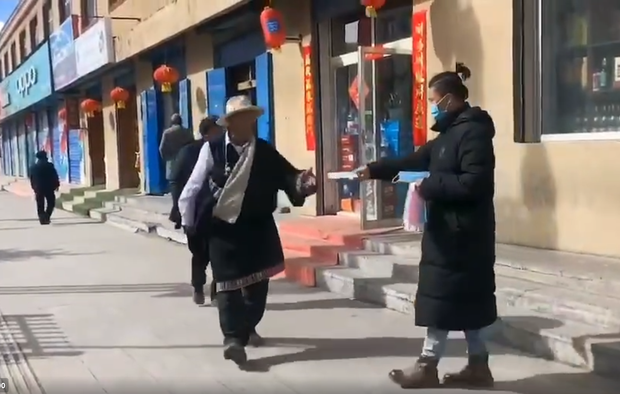 བོད་ནང་གཞོན་སྐྱེས་ཞིག་གིས་རིན་མེད་ཁ་རས་དཀྲམ་བཞིན་པ། ༢༠༢༠།༡།༢༩