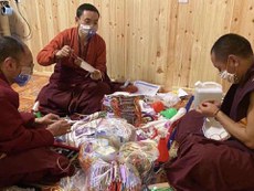 བོད་ཀྱི་ལོ་སར་དང་འབྲེལ་བའི་སྲོལ་རྒྱུན་བྱེད་སྒོ་རིགས་མཚམས་འཇོག་བྱེད་རྒྱུ་ཡིན་འདུག