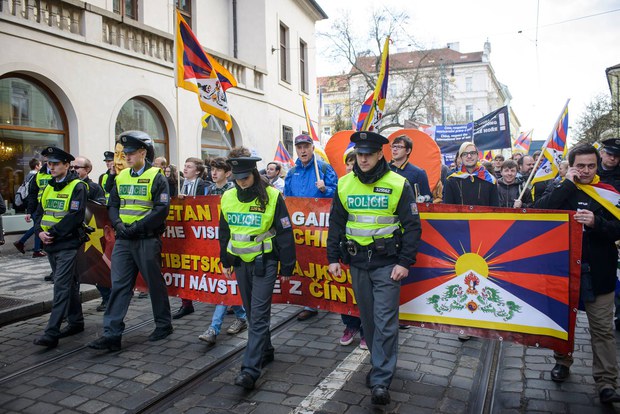 Image ཅེགCzechསྤྱི་མཐུན་རྒྱལ་ཁབ་ལ་རྒྱ་ནག་གི་སྲིད་འཛིན་ཞི་ཅིན་ཕེན་ཕེབས་པར་ངོ་རྒོལ་བྱས་སྐབས། ༢༠༡༦།༣།༢༨ photo:Zewlakk 