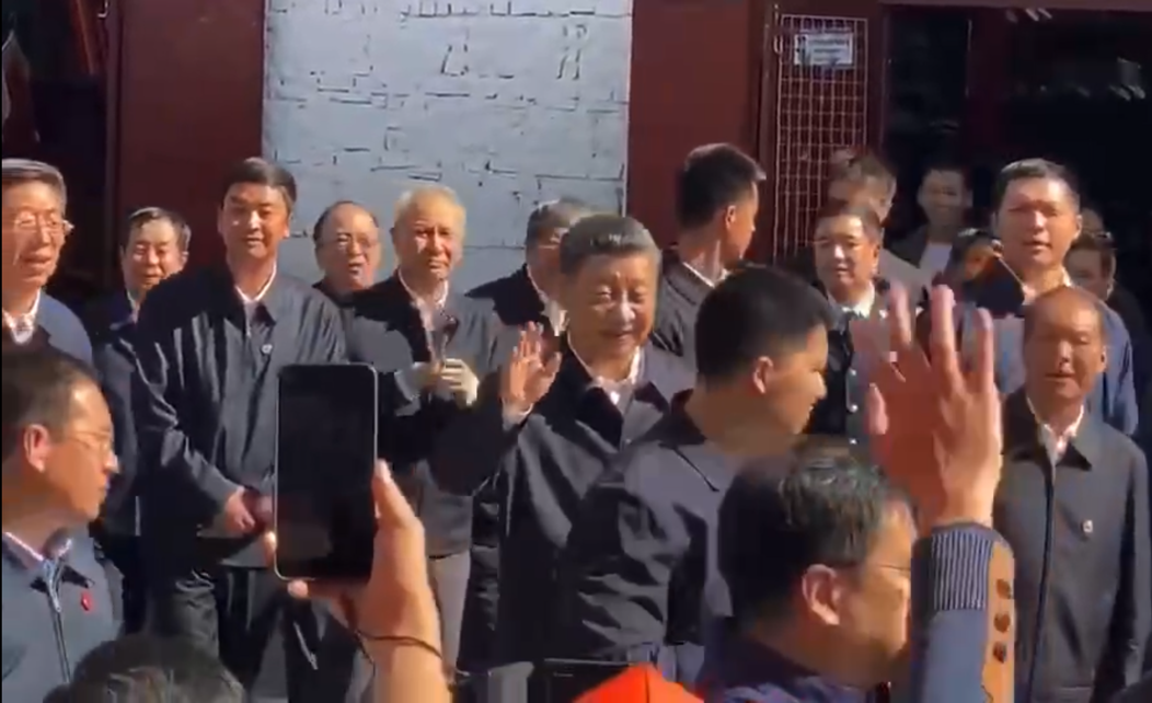 ཞི་ཅིན་ཕིང་ལྷ་སར་སླེབས་འབྱོར་ཡོད་པ་དང་གང་སར་དམ་དྲག་བྱས་འདུག.PNG