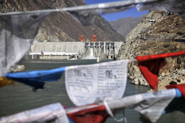 ཡར་ཀླུང་གཙང་པོའི་སྟེང་ཆུ་མཛོད་རྒྱག་བཞིན་པས་གཤམ་འོག་རྒྱལ་ཁབ་ཁག་ལ་ཉེན་ཁ་ཡོད་པ་བསྟན་འདུག