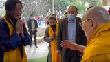 ༸གོང་ས་མཆོག་གི་༸སྐུ་མདུན་དུ་འབྲུག་པའི་ན་གཞོན་ཞིག་གིས་བསྟོད་གླུའི་མཆོད་པ་ཕུལ་བ།