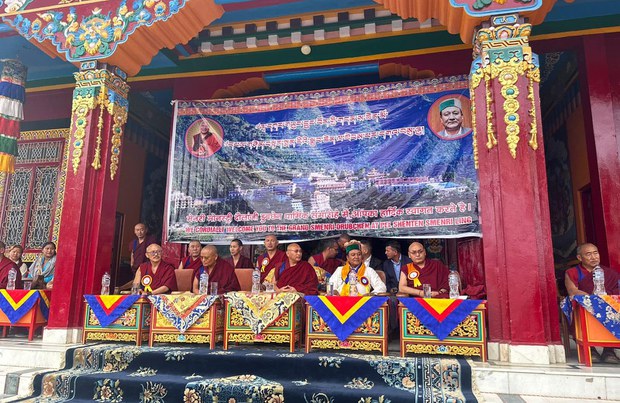 སྨན་རིའི་གྲྭ་ཚང་དུ་སྨན་སྒྲུབ་ཆེན་མོ་འོད་ཟེར་འཁྱིལ་བའི་སྒྲུབ་ཆེན་ཚོགས་བཞིན་འདུག