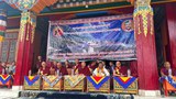 སྨན་རིའི་གྲྭ་ཚང་དུ་སྨན་སྒྲུབ་ཆེན་མོ་འོད་ཟེར་འཁྱིལ་བའི་སྒྲུབ་ཆེན་ཚོགས་བཞིན་འདུག