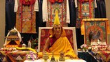 དགའ་ལྡན་ཁྲི་པ་མཆོག་ལྡི་ལིར་སྐུའི་འཕྲོད་བཞེས་སྨན་བཅོས་གནང་བཞིན་པ།