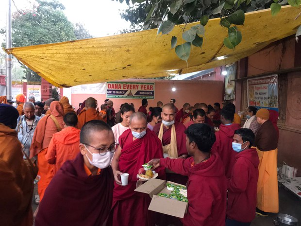 གནས་མཆོག་རྡོ་རྗེ་གདན་དུ་ཞལ་ལག་སྦྱིན་པ།