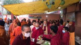 གནས་མཆོག་རྡོ་རྗེ་གདན་དུ་ཞལ་ལག་སྦྱིན་པ།