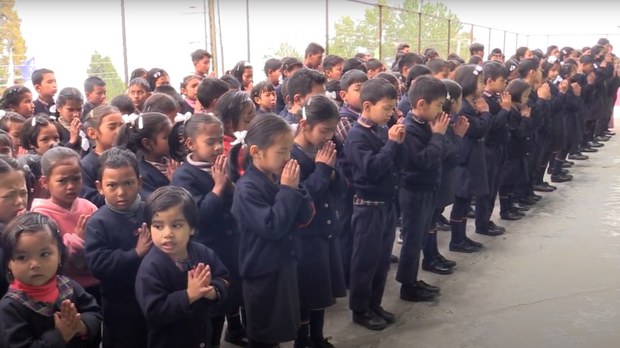 རུམ་བཏེག་ཀརྨའི་བཤད་སྒྲུབ་གླིང་དགོན་པའི་སློབ་གྲྭའི་ནང་ཉམ་ཐག་ཚོའི་བྱིས་པར་རིན་མེད་སློབ་ཁྲིད་གནང་བཞིན་པ། རུམ་བཏེག་ཀརྨའི་བཤད་སྒྲུབ་གླིང་དགོན་པའི་སློབ་གྲྭའི་ནང་ཉམ་ཐག་ཚོའི་བྱིས་པར་རིན་མེད་སློབ་ཁྲིད་གནང་བཞིན་པ།