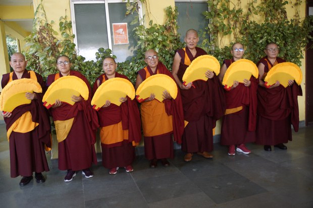 དགེ་བཤེས་མ་བདུན་དང་སྔགས་རམས་དགེ་བཤེས་མ་བཅུ་ཐོན་ཡོད་པ།
