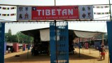 ཚོང་རྟགས་ཅན་གྱི་གྱོན་ཆས་རྫུས་མ་ཚོང་པའི་ཉེས་མིང་འོག་འཛིན་བཟུང་བྱས་འདུག