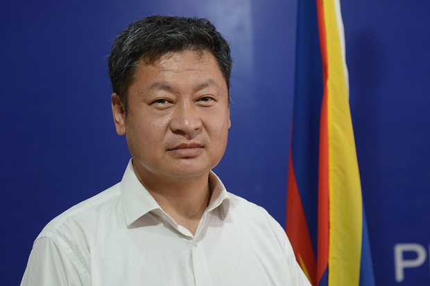 མགྲིན་ཚབ་པ་བསྟན་འཛིན་ལེགས་བཤད་ལགས་སུ་འདས་པའི་ཕྱི་ལོ་ ༢༠༢༤ ལོར་བོད་ཕྱི་ནང་གཉིས་ཀྱི་གལ་ཆེའི་གནད་དོན་སོགས་ཀྱི་ཐད་བཀའ་འདྲི།