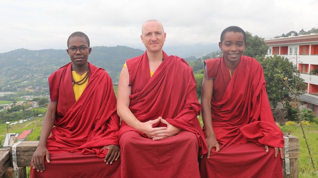 ནང་ཆོས་སློབ་གཉེར་གནང་མཁན་ཕྱི་རྒྱལ་བ་གསུམ་གྱིས་ནང་ཆོས་ལ་བལྟ་ཚུལ་དང་དོ་སྣང་སྐོར་ངོ་སྤྲོད་གནང་བ། ནང་ཆོས་སློབ་གཉེར་གནང་མཁན་ཕྱི་རྒྱལ་བ་གསུམ་གྱིས་ནང་ཆོས་ལ་བལྟ་ཚུལ་དང་དོ་སྣང་སྐོར་ངོ་སྤྲོད་གནང་བ།