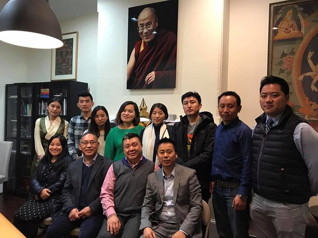 བོད་རིགས་སློབ་མ་ཁག་ཅིག་ཨ་རིའི་རྒྱལ་སར་ཤེས་ཡོན་སྐོར་བསྐྱོད་དུ་ཕེབས་ཡོད་པ། བོད་རིགས་སློབ་མ་ཁག་ཅིག་ཨ་རིའི་རྒྱལ་སར་ཤེས་ཡོན་སྐོར་བསྐྱོད་དུ་ཕེབས་ཡོད་པ།