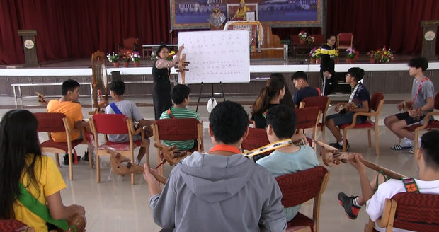 སེར་བྱེས་དྲ་ཐོག་སློབ་གྲྭས་ཕྱི་རྒྱལ་ཡུལ་གྲུ་ཁག་ཏུ་ཡོད་པའི་བོད་རིགས་སློབ་ཕྲུག་རྣམས་ལ་བོད་པའི་ཆོས་དང་རིག་གཞུང་ཐོག་སློབ་འཁྲིད་གནང་བཞིན་པ། སེར་བྱེས་དྲ་ཐོག་སློབ་གྲྭས་ཕྱི་རྒྱལ་ཡུལ་གྲུ་ཁག་ཏུ་ཡོད་པའི་བོད་རིགས་སློབ་ཕྲུག་རྣམས་ལ་བོད་པའི་ཆོས་དང་རིག་གཞུང་ཐོག་སློབ་འཁྲིད་གནང་བཞིན་པ།