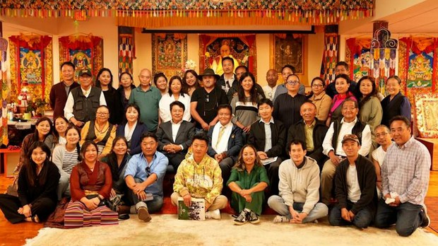མ་སུ་རི་བོད་ཁྱིམ་དྲུང་ཆེ་བསྟན་འཛིན་ཕྱོགས་གླང་ལགས་ཨ་རིའི་ནུབ་ཕྱོགས་མངའ་སྡེ་ཁག་ཅིག་ནང་དཔལ་འབྱོར་འདུ་འགོད་ཆེད་ཕེབས་པ། མ་སུ་རི་བོད་ཁྱིམ་དྲུང་ཆེ་བསྟན་འཛིན་ཕྱོགས་གླང་ལགས་ཨ་རིའི་ནུབ་ཕྱོགས་མངའ་སྡེ་ཁག་ཅིག་ནང་དཔལ་འབྱོར་འདུ་འགོད་ཆེད་ཕེབས་པ།