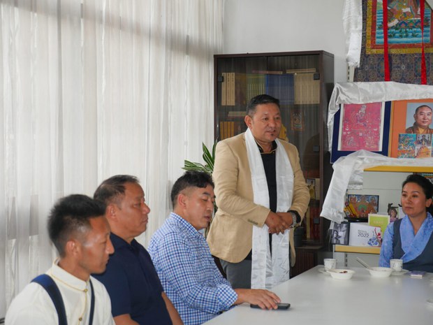 བོད་མིའི་སྒྲིག་འཛུགས་ཀྱིས་པེ་རིསིའི་སྐུ་ཚབ་དོན་གཅོད་ཁང་གི་འབྲེལ་མཐུད་པ་དང་ཐེ་ཝན་སྐུ་ཚབ་དོན་གཅོད་ཁང་གི་དྲུང་ཆེ་བསྐོ་གཞག་གནང་ཡོད་པ། བོད་མིའི་སྒྲིག་འཛུགས་ཀྱིས་པེ་རིསིའི་སྐུ་ཚབ་དོན་གཅོད་ཁང་གི་འབྲེལ་མཐུད་པ་དང་ཐེ་ཝན་སྐུ་ཚབ་དོན་གཅོད་ཁང་གི་དྲུང་ཆེ་བསྐོ་གཞག་གནང་ཡོད་པ།