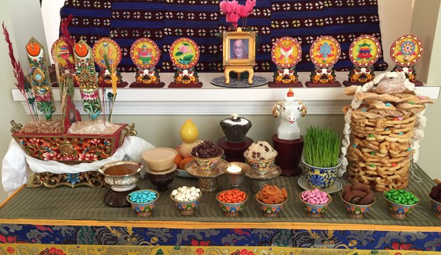 ལོ་གསར་ལ་དགའ་སྟོན་ཞུ་སྲོལ།