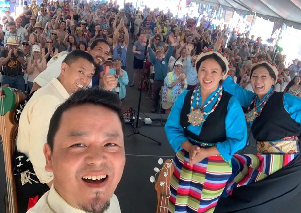 ལྕགས་ཟམ་གླུ་གར་ཚོགས་པའི་འཁྲབ་སྟོན།