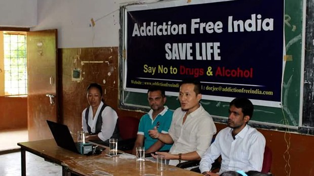འཆི་མེད་རྡོ་རྗེ་ལགས་ཀྱིས་བོད་པ་དང་རྒྱ་གར་བ་ཁག་ཅིག་ངན་གོམས་ནས་སྐྱོབ་ཡོད་པ།