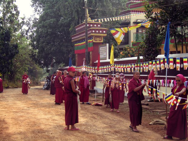 བཙུན་དགོན་བྱང་ཆུབ་ཆོས་གླེང་གིས་བྱང་ཆུབ་བྱམས་བརྩེའི་སྐོར་བསྐྱོད།