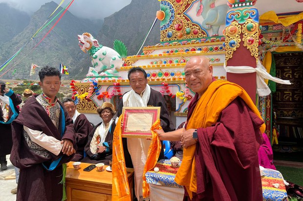 བཙུམ་ས་གནས་སུ་བཞེངས་པའི་བྱང་ཆུབ་མཆོད་རྟེན།