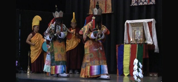བཙུན་མ་ཚོས་མཁའ་འགྲོའི་གར་ཞེས་ཁྲབ་སྟོན།