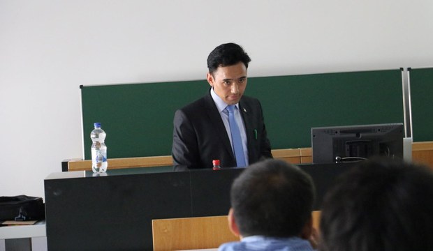 དེང་རབས་ཞིབ་འཇུག་རྩོམ་ཡིག་འབྲི་ཐབས་ཀྱི་ཕྱག་དེབ།