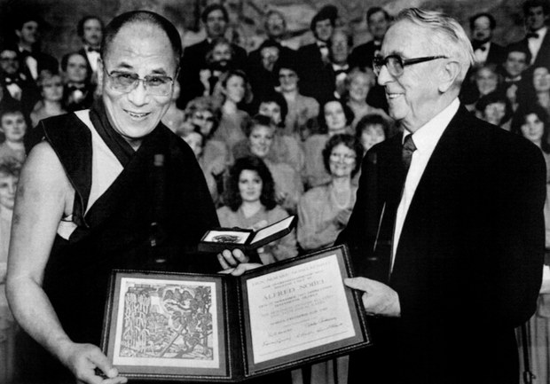 ༧གོང་ས་༧སྐྱབས་མགོན་ཆེན་པོ་མཆོག་ལ་ནོ་སྦེལ་ཞི་བདེའི་གཟེངས་རྟགས་འབུལ་བཞེས་མཛད་པ་དེས་བོད་མིའི་འཐབ་རྩོད་ལ་ཕན་ནུས་ཇི་ལྟར་བྱུང་ཡོད་མེད།