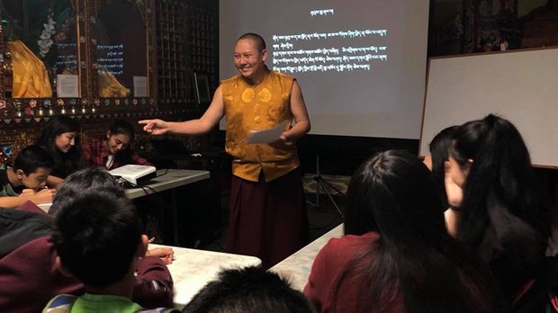 ནུབ་ཕྱོགས་ལ་འཚར་ལོངས་འབྱུང་བཞིན་པའི་བོད་ཕྲུག་ལ་སྐད་ཡིག་སློབ་གསོ།