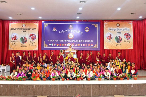 སེར་བྱེས་རྒྱལ་སྤྱིའི་དྲ་ཐོག་སྐད་ཡིག་སློབ་གྲྭས་ཨ་རི་དང་ཡོ་རོབ་ནས་སློབ་ཕྲུག་སྡོམ་༦༥་ལ་བོད་ཀྱི་རིག་གཞུང་དང་གོམ་གཤིས་ཐད་རྒྱུས་མྱོང་གནང་ཡོད་པ། སེར་བྱེས་རྒྱལ་སྤྱིའི་དྲ་ཐོག་སྐད་ཡིག་སློབ་གྲྭས་ཨ་རི་དང་ཡོ་རོབ་ནས་སློབ་ཕྲུག་སྡོམ་༦༥་ལ་བོད་ཀྱི་རིག་གཞུང་དང་གོམ་གཤིས་ཐད་རྒྱུས་མྱོང་གནང་ཡོད་པ།