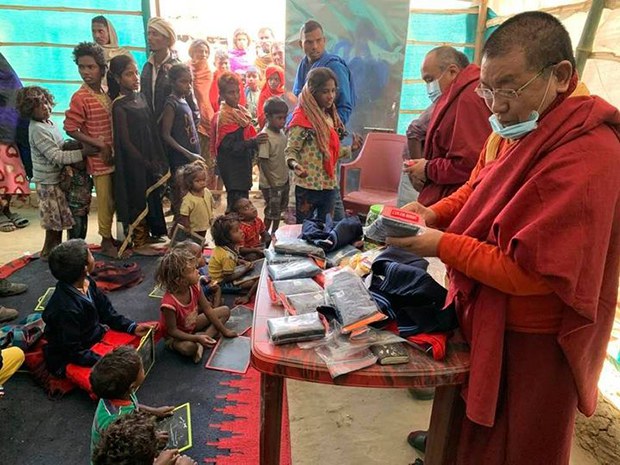 གནས་མཆོག་རྡོ་རྗེ་གདན་མངའ་ཁུལ་གྱི་གྲོང་གསེབ་ཁག་ཅིག་ནང་ཡུལ་མི་ཉམ་ཐག་ཚོར་རོགས་རམ། གནས་མཆོག་རྡོ་རྗེ་གདན་མངའ་ཁུལ་གྱི་གྲོང་གསེབ་ཁག་ཅིག་ནང་ཡུལ་མི་ཉམ་ཐག་ཚོར་རོགས་རམ།