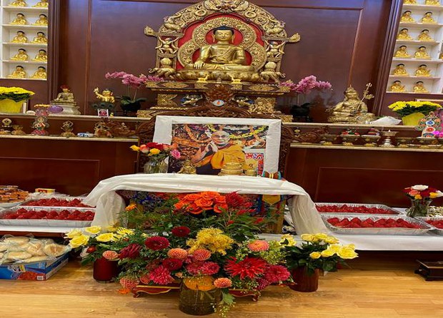 འབྲི་གུང་ཆོས་ཀྱི་ཉི་མའི་ཆོས་ཚོགས་ནང་ཉིན་གཉིས་དང་ཕྱེད་ཀའི་རིང་མ་ཧཱ་གུ་རུའི་འབུམ་ཚོགས།