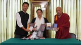 ཤེས་རིག་བཀའ་བློན་མཆོག་གིས་དཔེ་དེབ་ལྔ་དབུ་འབྱེད་གནང་བ།