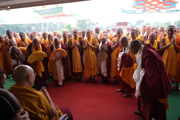 ལེགས་སྦྱར་དང་པཱ་ལི་ཆོས་བརྒྱུད་འཛིན་པའི་དགེ་འདུན་པའི་དབར་བགྲོ་གླེང་། ལེགས་སྦྱར་དང་པཱ་ལི་ཆོས་བརྒྱུད་འཛིན་པའི་དགེ་འདུན་པའི་དབར་བགྲོ་གླེང་།