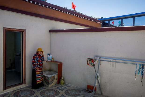 རྒྱལ་སྤྱིའི་ཁྱིམ་ཚང་གི་ཉིན་མོ་དང་བོད་མི་ནང་མི་དང་ཁ་བྲལ་ནས་གནས་དགོས་བྱུང་བ།