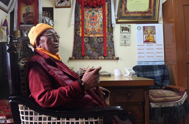 སྐུའི་བླ་སྨན་པ་ཟུར་པ་ཡེ་ཤེས་དོན་ལྡན་ལགས་ནས་ནད་པ་བརྟག་རྒྱུ་མཚམས་འཇོག་གནང་བ།