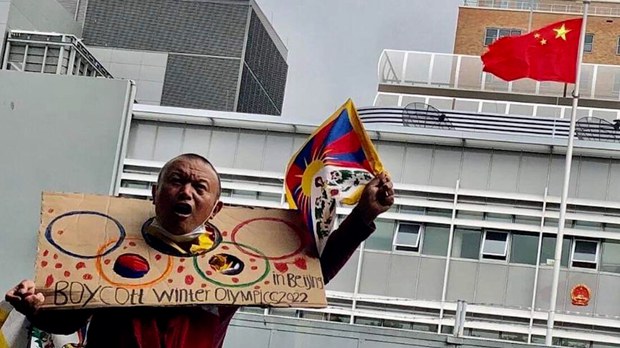 བོད་ཀྱི་ཆབ་སྲིད་བཙོན་ཟུར་དགའ་ལྡན་གྲྭ་བག་གྲོ་ལགས་དང་ཁོང་གི་ལས་འགུལ།