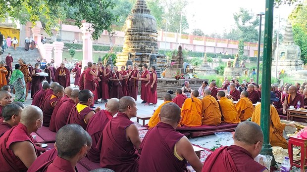 བཙུན་མ་བཅུས་དགེ་བཤེས་མའི་ཕྱག་འཁྱེར་བཞེས་གནང་བ།