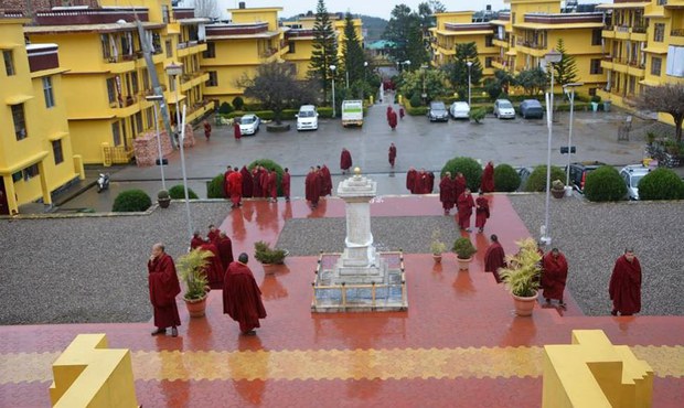 དགེ་བཤེས་མས་གསང་སྔགས་གཞུང་ལ་སློབ་གཉེར།